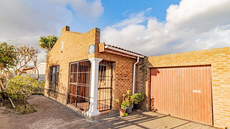 AMAZING!!! THREE BEDROOM HOME WITH TWO BEDROOM FLATLET!!!