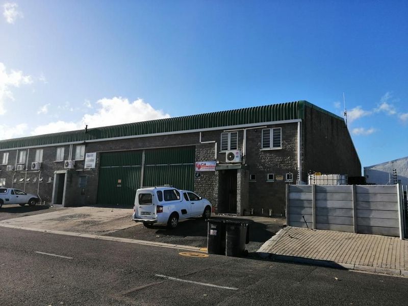 474m2 Warehouse To Let in Somerset Business Park &#64; R29500 &#43; VAT