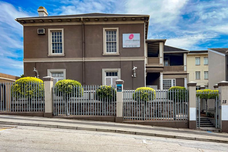 Corner plot office building with some gated parking right next to PE High Court