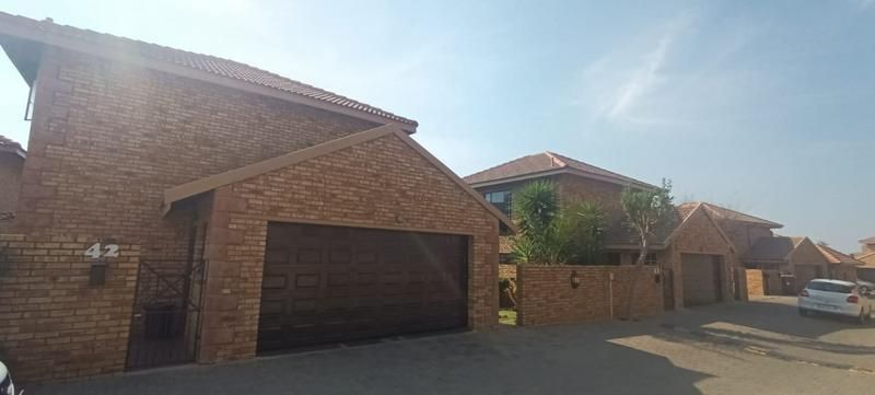 Beautiful 3 Bedroom Pet Friendly Townhouse to Rent in Ruimsig From 1 December 2024