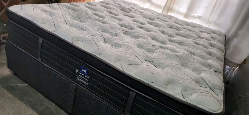 BRAND NEW STILL HARDLY USED KING BED TOP OF RANGE R8500 WATSAP 0736552664