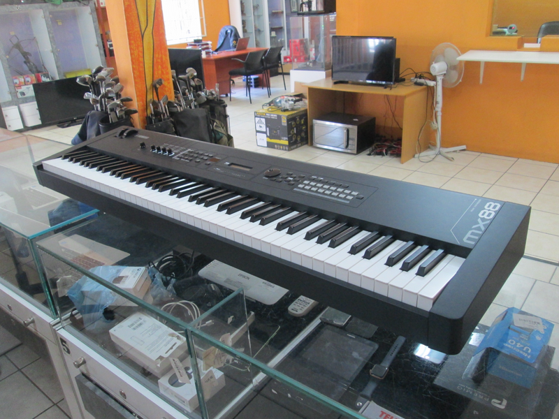 YAMAHA MX88 SYNTHESIZE DIGITAL PROFESSIONAL KEYBOARD IN GOOD CONDITION