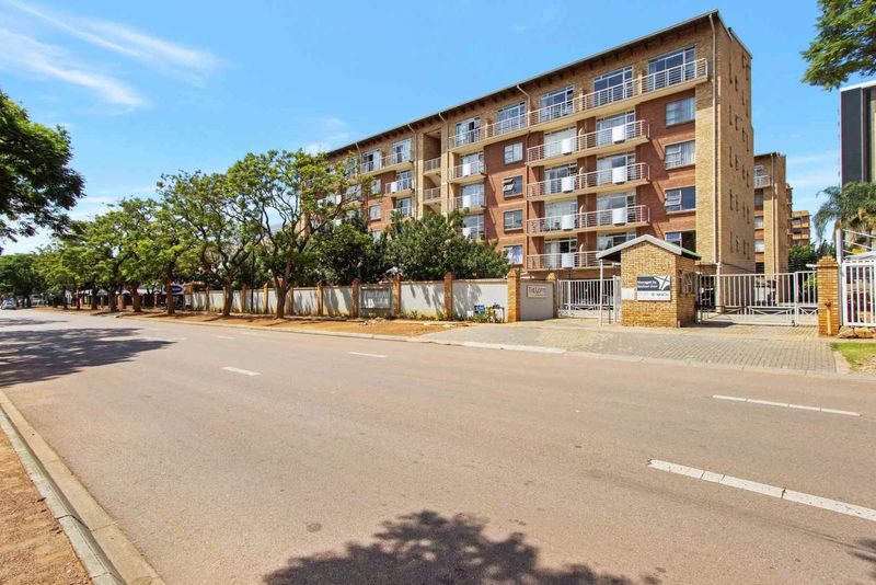Excellent Location near UP and Gautrain!
