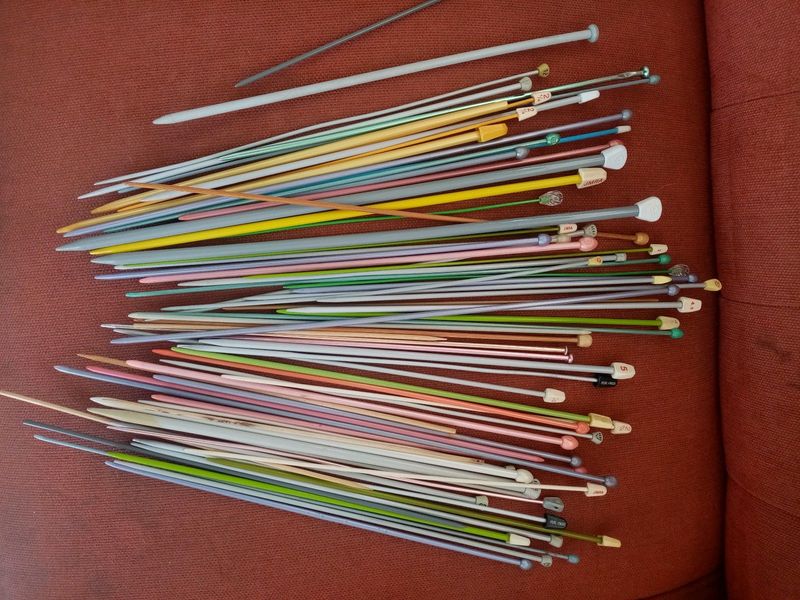 X70 mix knitting needles in a wooden box