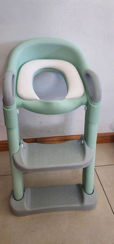 Toddler Toilet Seat Trainer WITH attached Steps! New Condition