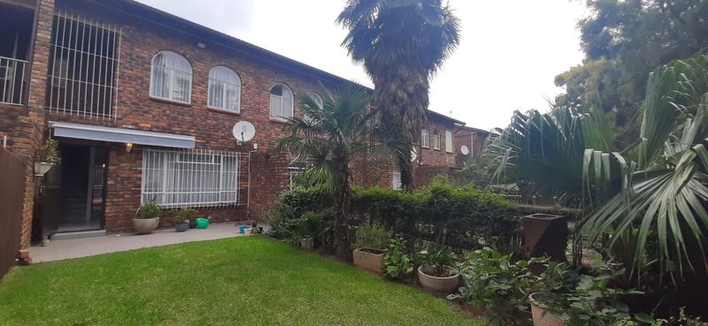 .Dayanglen - Modern and Ready to move in Townhouse/ Pet Friendly .R990 000.00neg