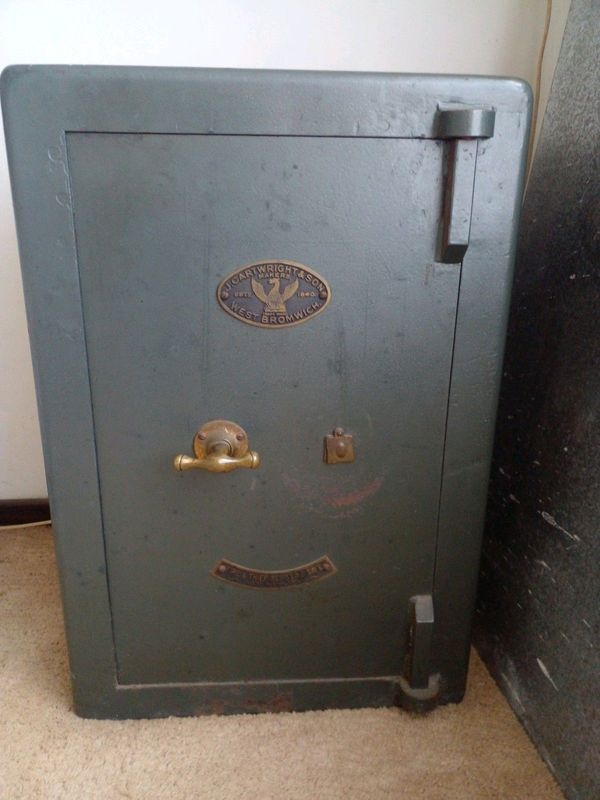 SAFE Office home or biz use. Fire and theft resistant large old school quality 51x51x76cm large safe