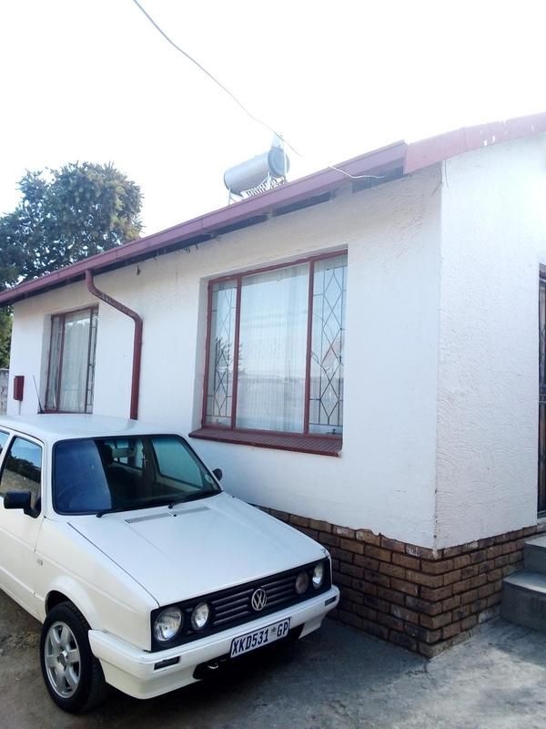 3 bedroom house for sale in Rabie ridge for R1 200 000 million with 5 backrooms in the yard