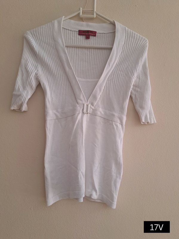 Outback Red ladies White top with gold buckle, size small