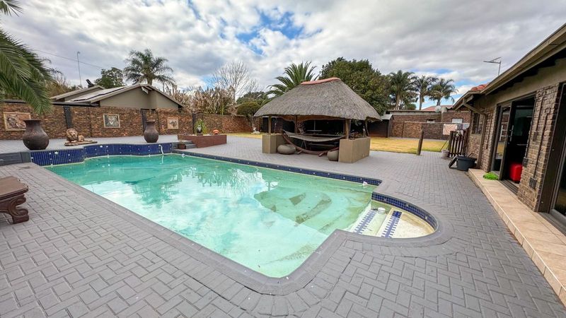 Stylish 4 Bedroom, Off The Grid Home With Swimming Pool