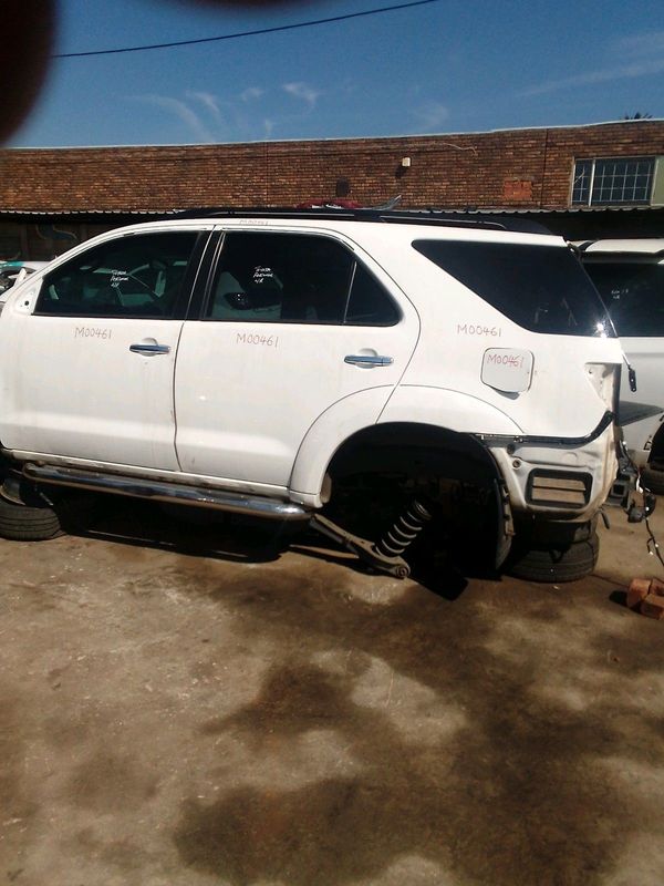 TOYOTA FORTUNER FOR STRIPPING