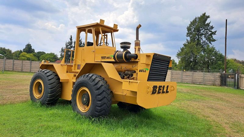 Bell 2056TL4 Articulated All Wheel Drive Tow Tractor