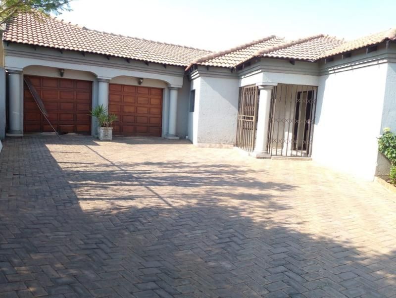 REDUCED!! Beautiful and modern family house with deluxe finishes on large stand