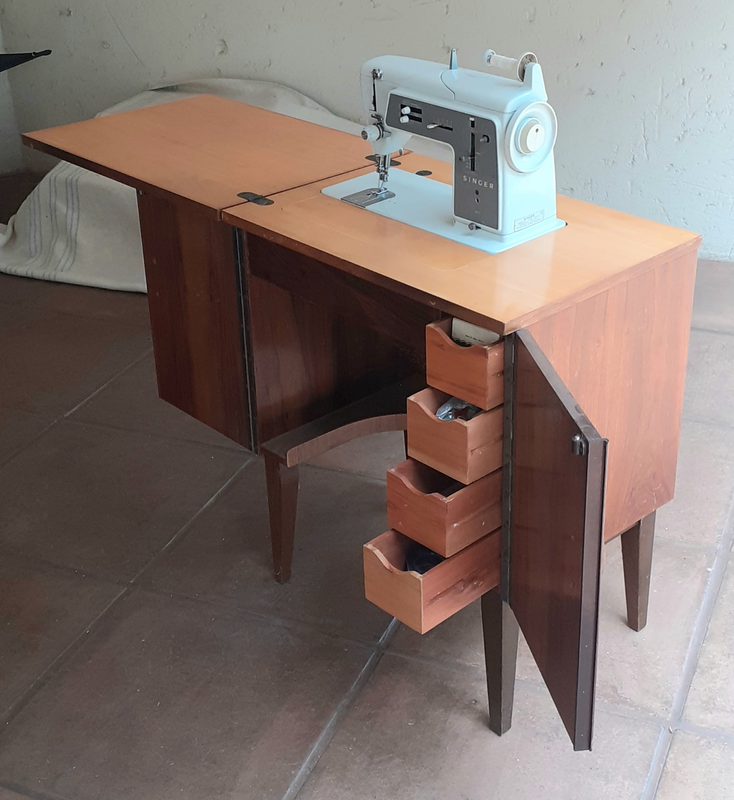 Singer sewing machine. Model 611 G in cabinet.