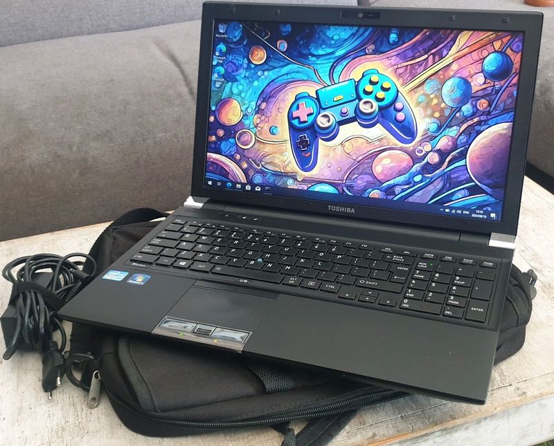 Toshiba i5 laptop 8GBRAM 256GBSSD&#43;Bag