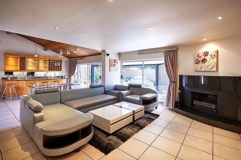 Modern furnished 4 bed cluster in Sandown-r43,000p/m