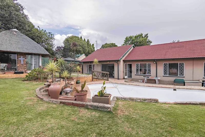 Not one, but 2 (Two) garden cottages. Extended family or serious Investor?