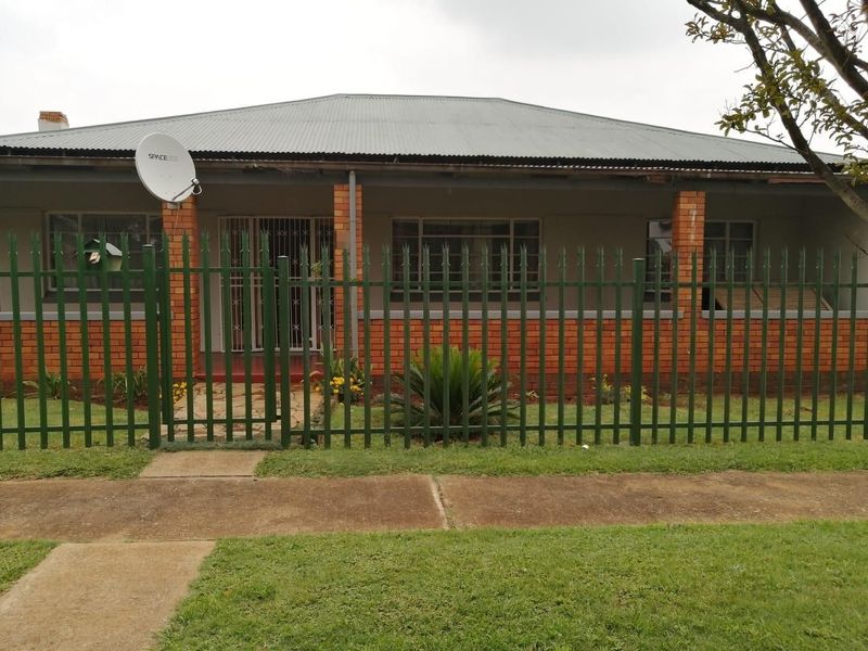Neatly Renovated 4 Bedroom Home in Geduld Ext 1