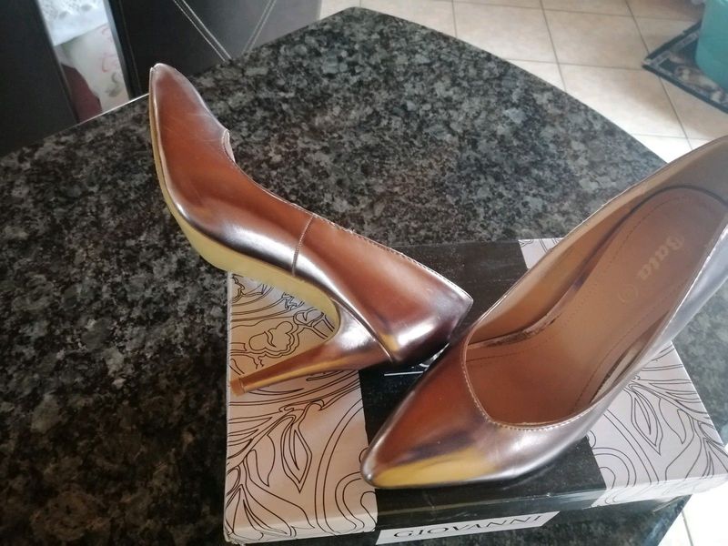Ladies shoes (Bata size 6)