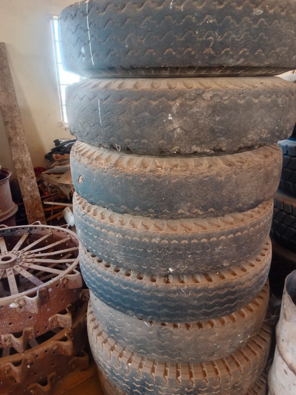 8x Tires With Rims 9.00-20 For Sale (010977)