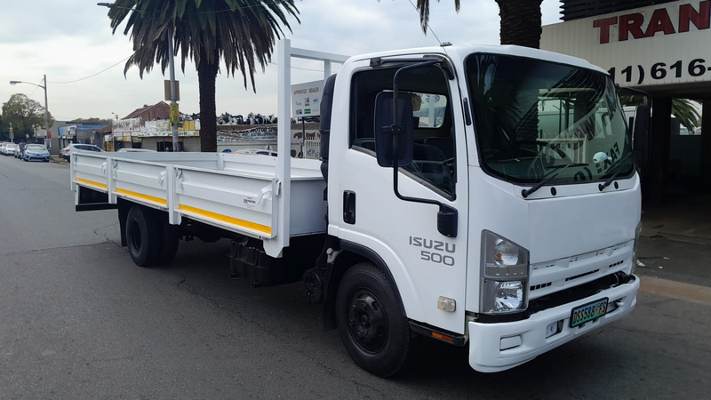 Isuzu nqr 500 dropside in an immaculate condition for sale at a giveaway amount