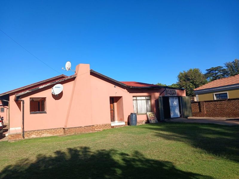 15 Bedroom house for sale in clayville