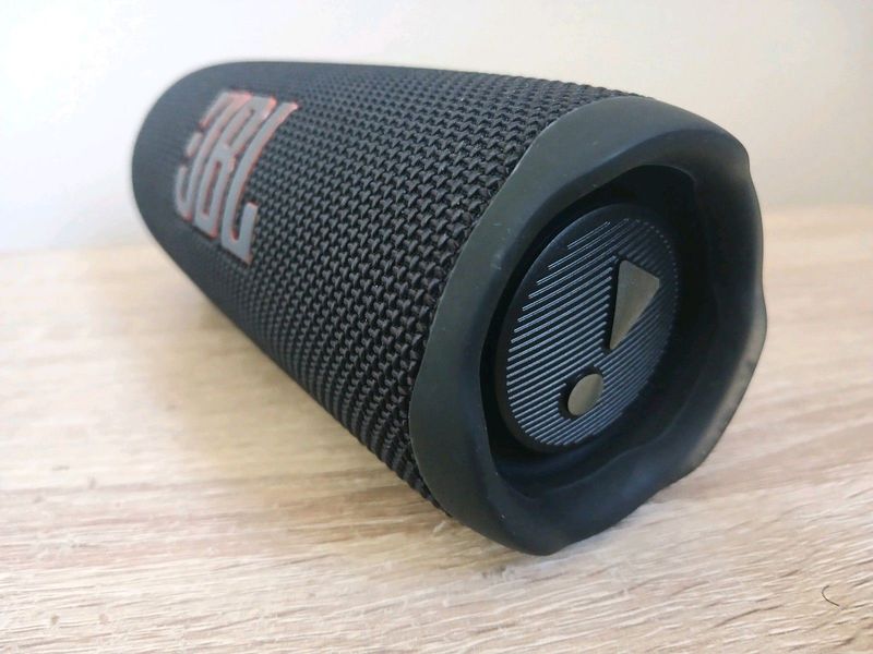 J b l flip 6 portable bluetooth speaker | brand new condition