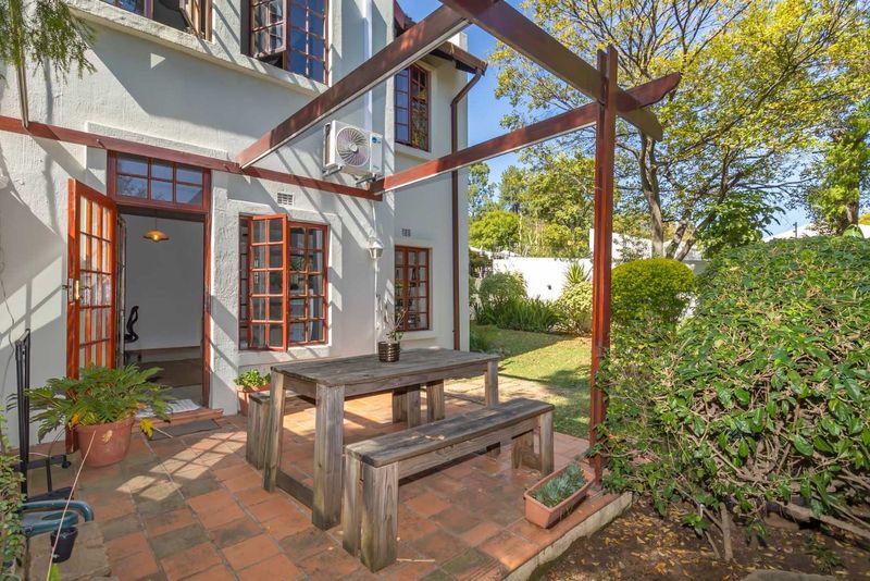 Forest Cove Gem: Spacious Sunny Duplex Home in Bryanston.