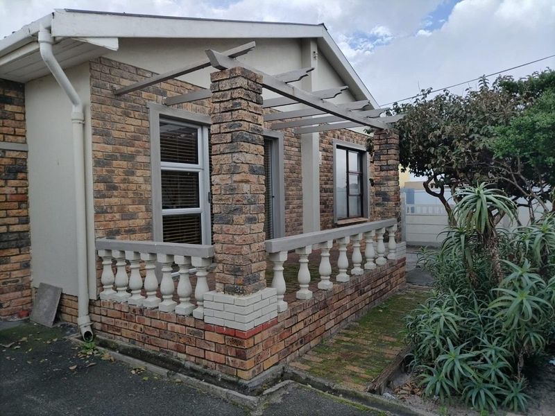 House For Sale in Grassy Park, Cape Town