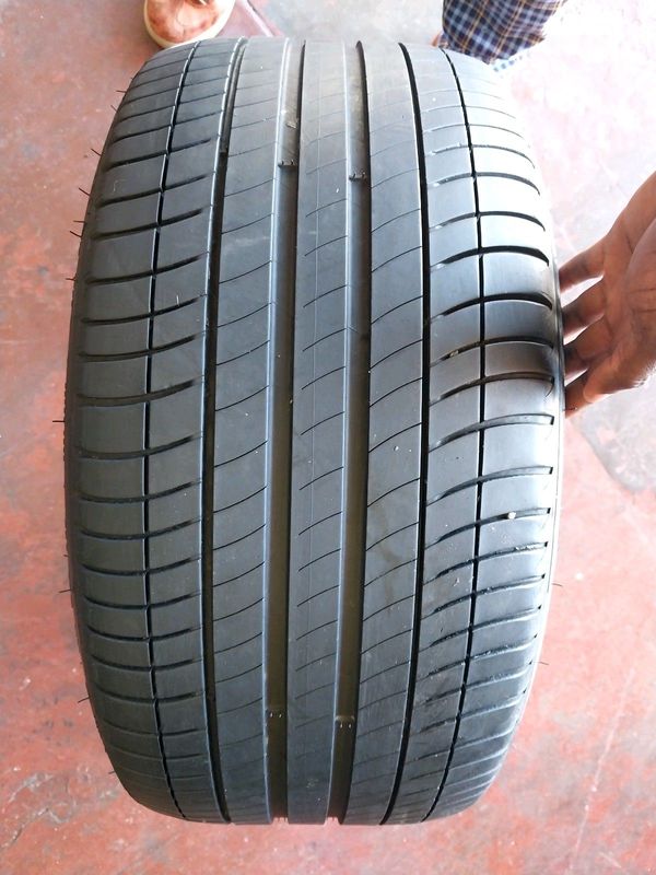 One 275 35 19 Michelin run flat tyre with 98% treads available for sale