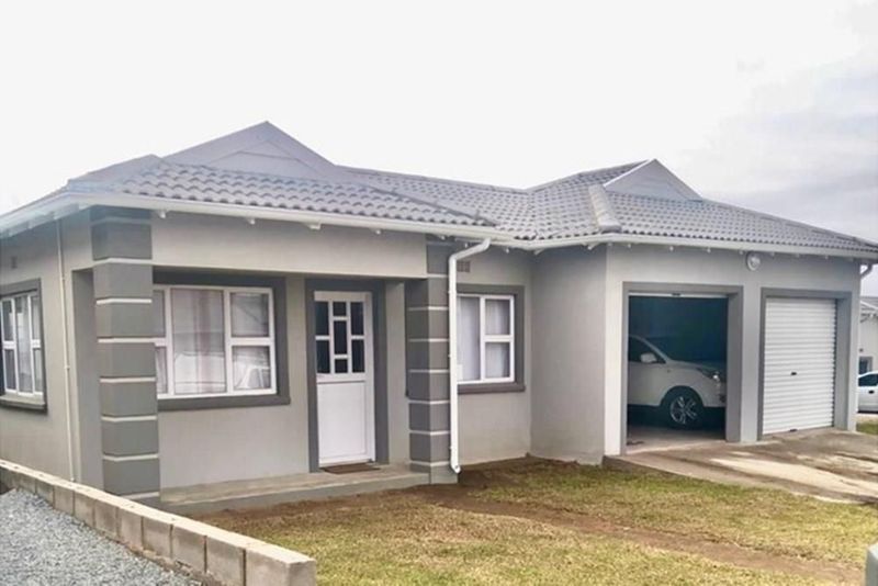 For sale, 3 bedroom, complex, maculate finishes, remote access garages in Gonubie, East London