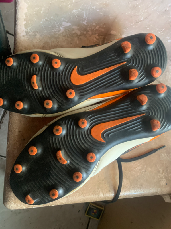 Nike tempo soccer boots size 6. Very good condition.  Urgent sale. Only r200