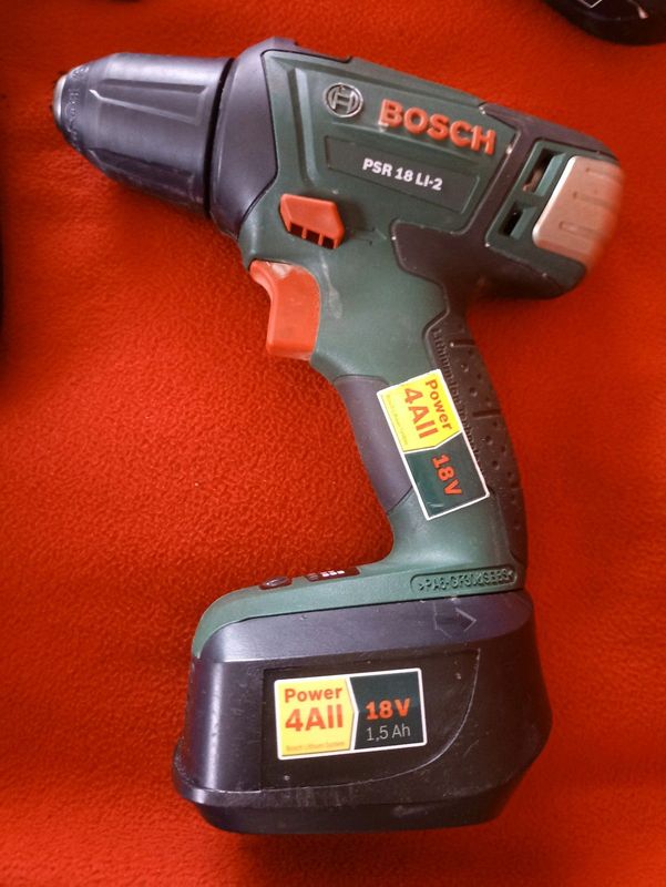 Bosh cordless drill with charger and 2 batteries