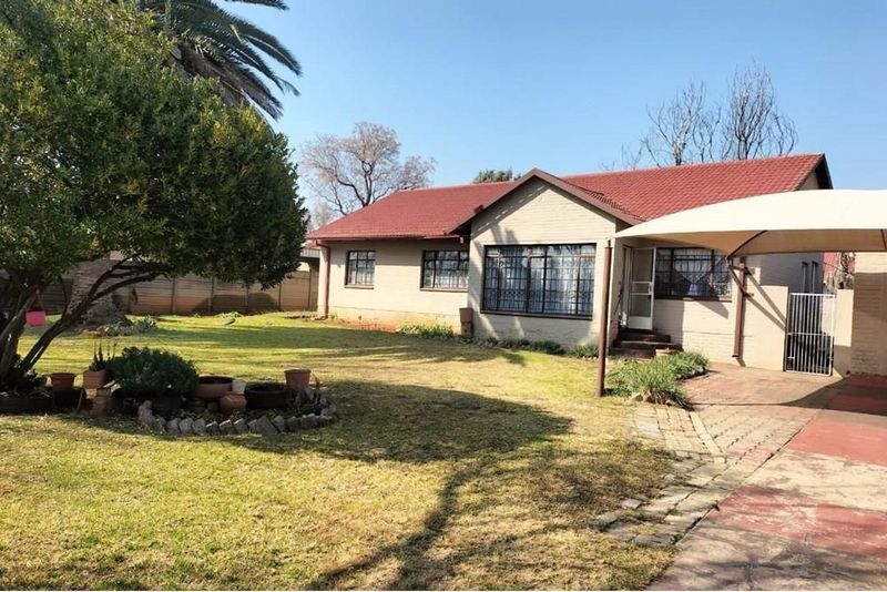 Big house awaiting new owners in Sasolburg prime area