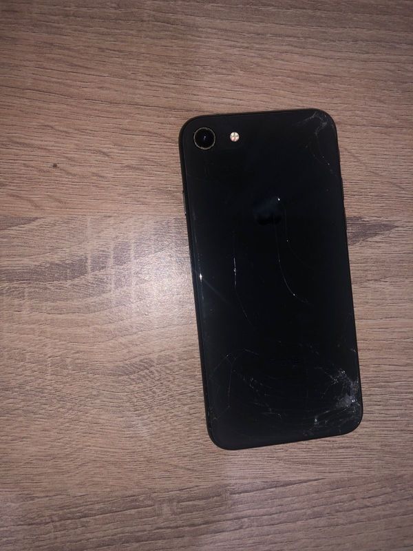 IPhone 8 (cracked back glass)