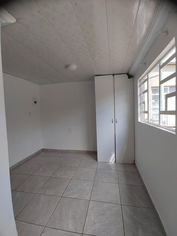 R3000 Bachelor house  for rent