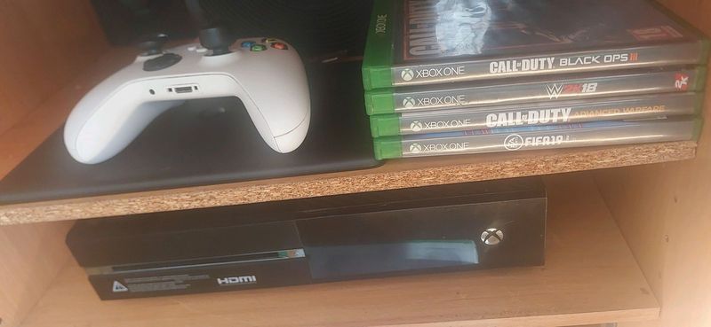 Xbox one with series controller plus fifa 23 on console.