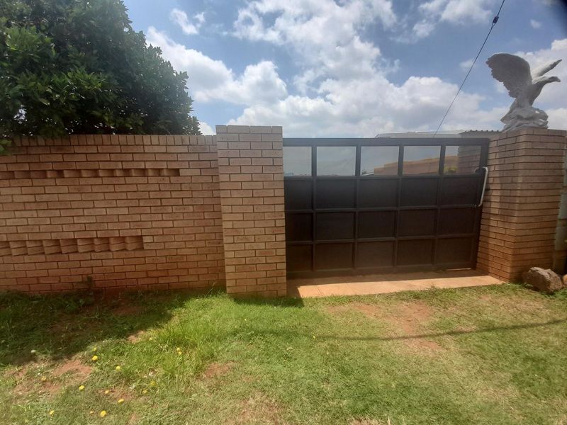 3 Bedroom House for sale in Protea Glen ext 16