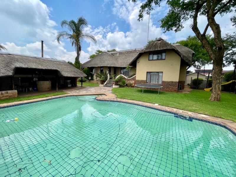 Beautiful 4 Bedroom Thatch roof House For Sale in Rant en Dal, Krugersdorp, close to Schools, Sho...