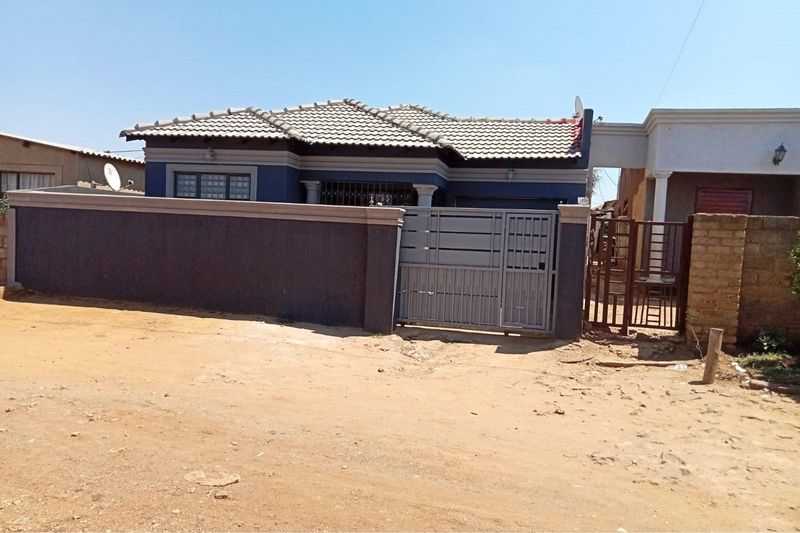 A beautiful 2 Bedroom House For Sale In THulani ( Snake Park) Block 8