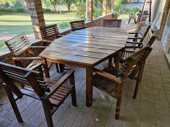 For the Entertainer! Huge , wooden  8 seater patio set !