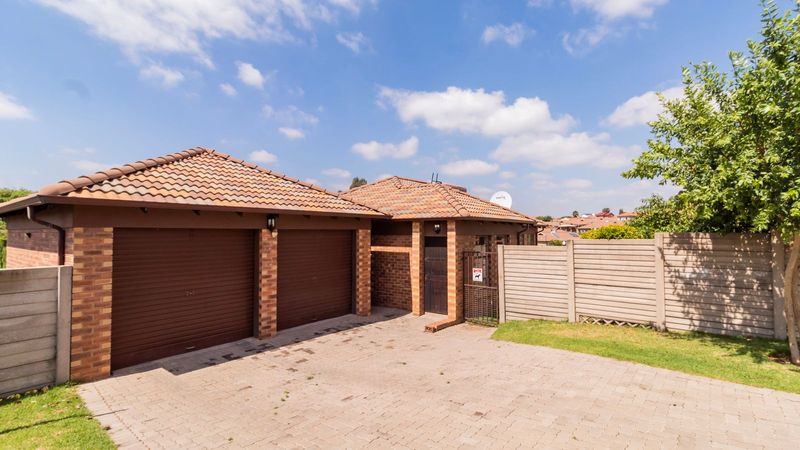 Become the proud owner of this well looked after family home situated in Thatch Hill Security Estate