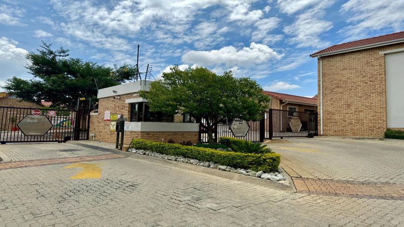 2 bedroom 2 bathroom ground floor apartment to let in Randpark Ridge