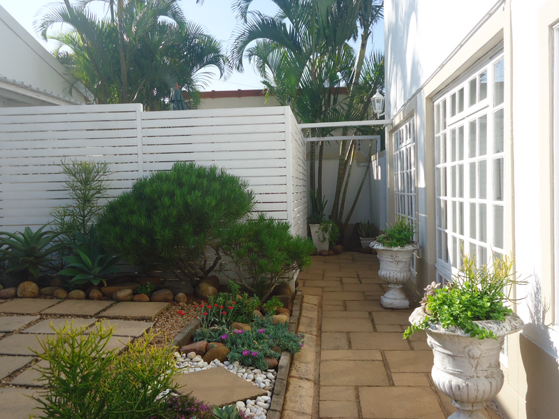 Fully furnished upmarket bachelor pad in the heart of Durban North