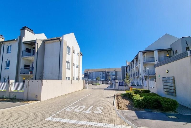 Spacious, luxurious 2 bed apartment with braai and covered parking in the Langley Hills complex in B