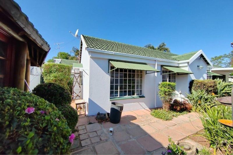 3 Bedroom full title home with a flat in Clubview