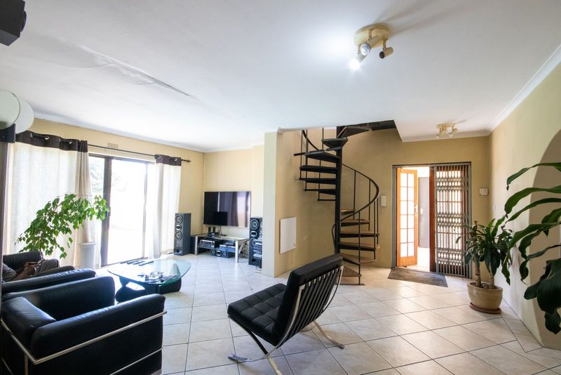 4 Bedroom House for Sale in Blouberg Rise with loads of potential - DEVELOPERS DREAM