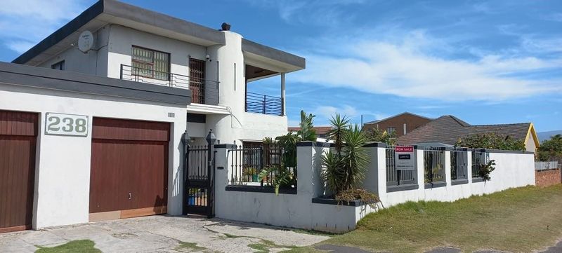 Large modern 5 bedroomed home for sale in Lotus River