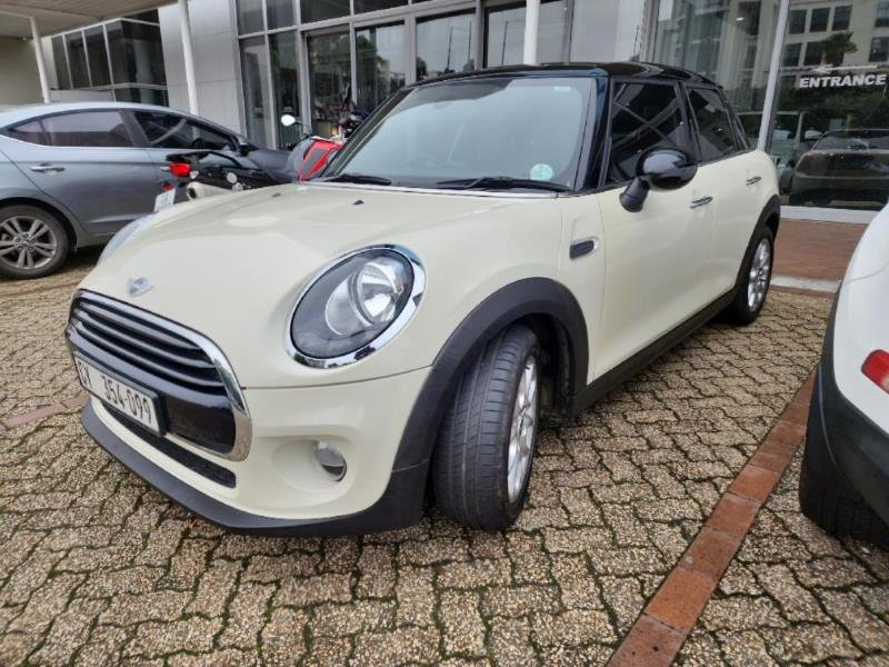 Super clean 2017 Mini Cooper Hatch manual with only 92000kms