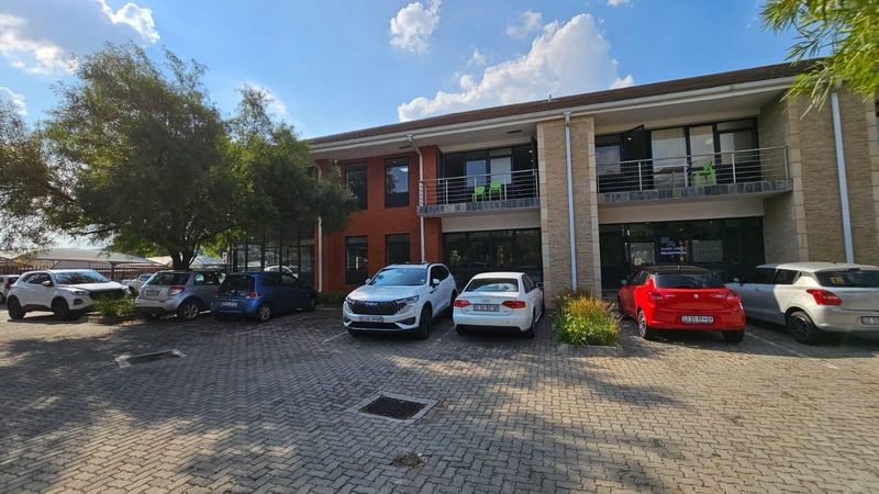 505 m2 OFFICE SPACE AVAILABLE IN SECURE OFFICE WITH EASY ACCESS IN BEDFORDVIEW! CAN BE SUB-DIVIDED!